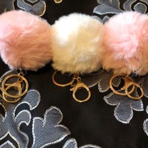 2 Pink and 1 white pom poms. Set Gold key chains